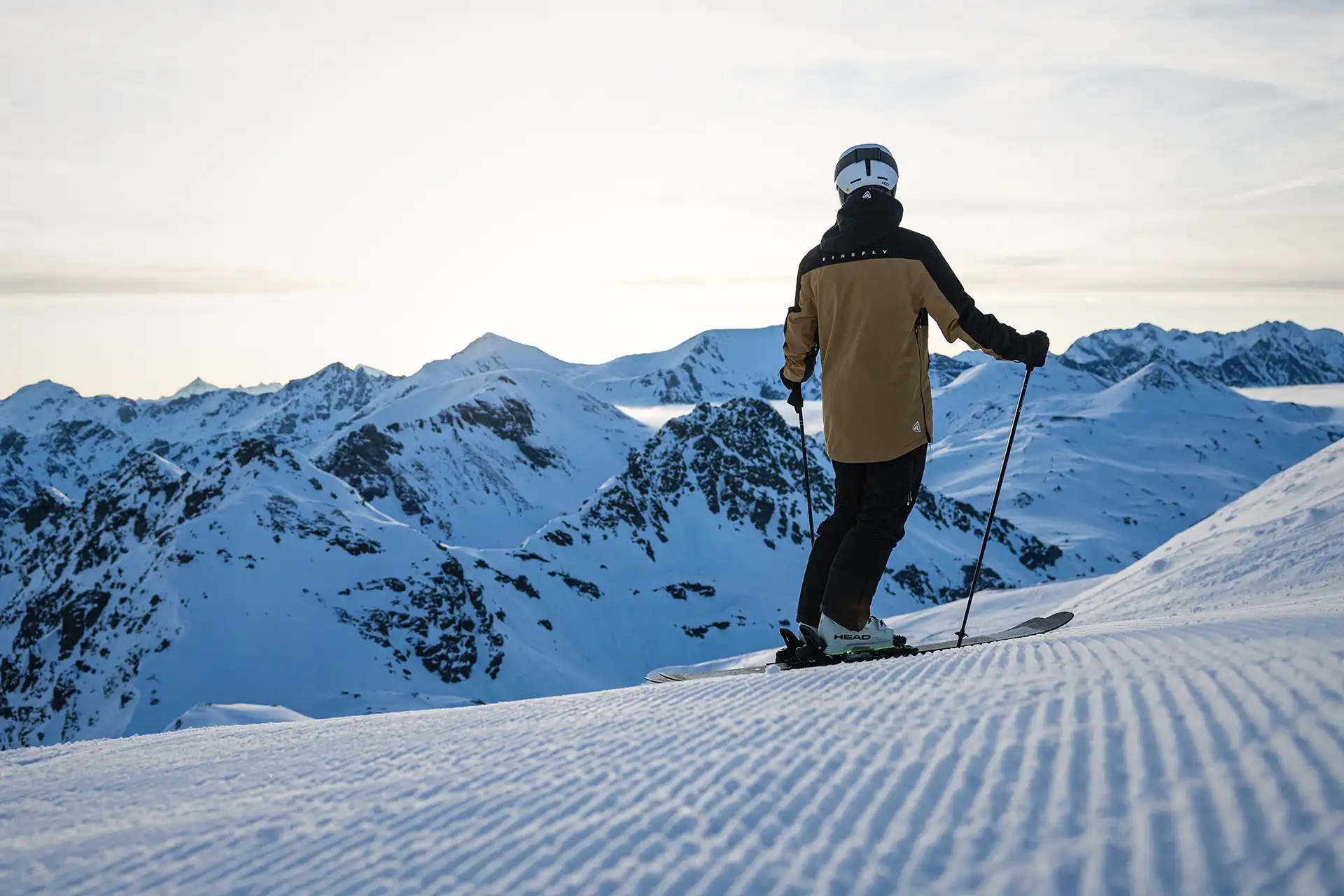 Skifahrer steht auf einer Winterlandschaft und genießt die Aussicht